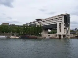 Das Wirtschaftsministerium in Paris am Quai de Bercy 