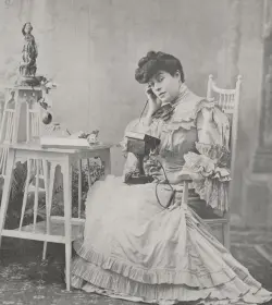 Sylviac mit einem Telefon – Credits: Public Domain