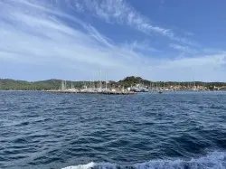 Blick auf den Hafen und die Mole – Credits: maigret.de