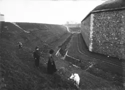 Thierssche Stadtbefestigung – um 1913 – spielende Kinder vor dem Hauptwall – Bildnachweis: Public Domain