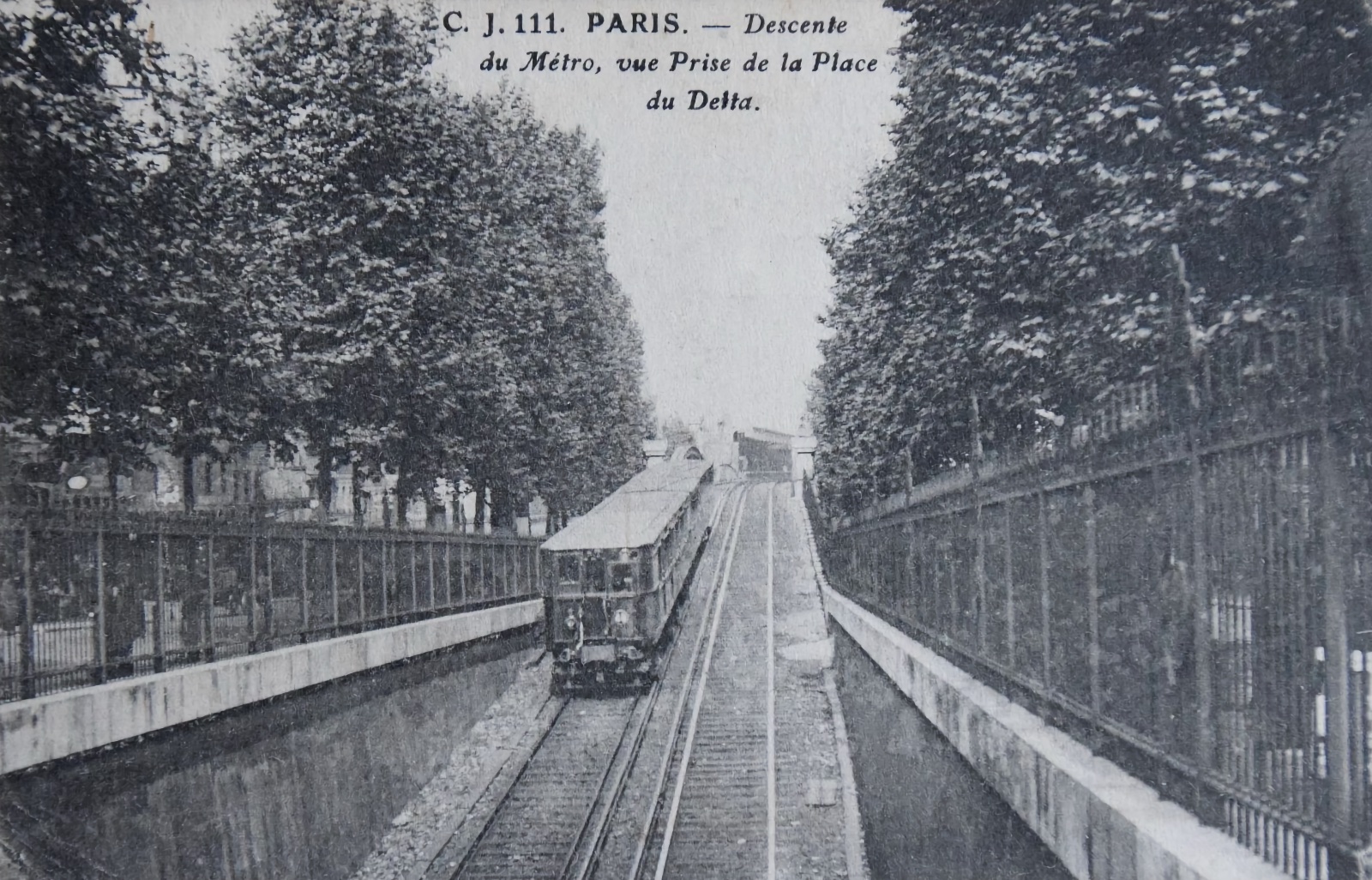 Metro-Linie fährt in Richtung Anvers nach unten – Blick vom Place du Delta