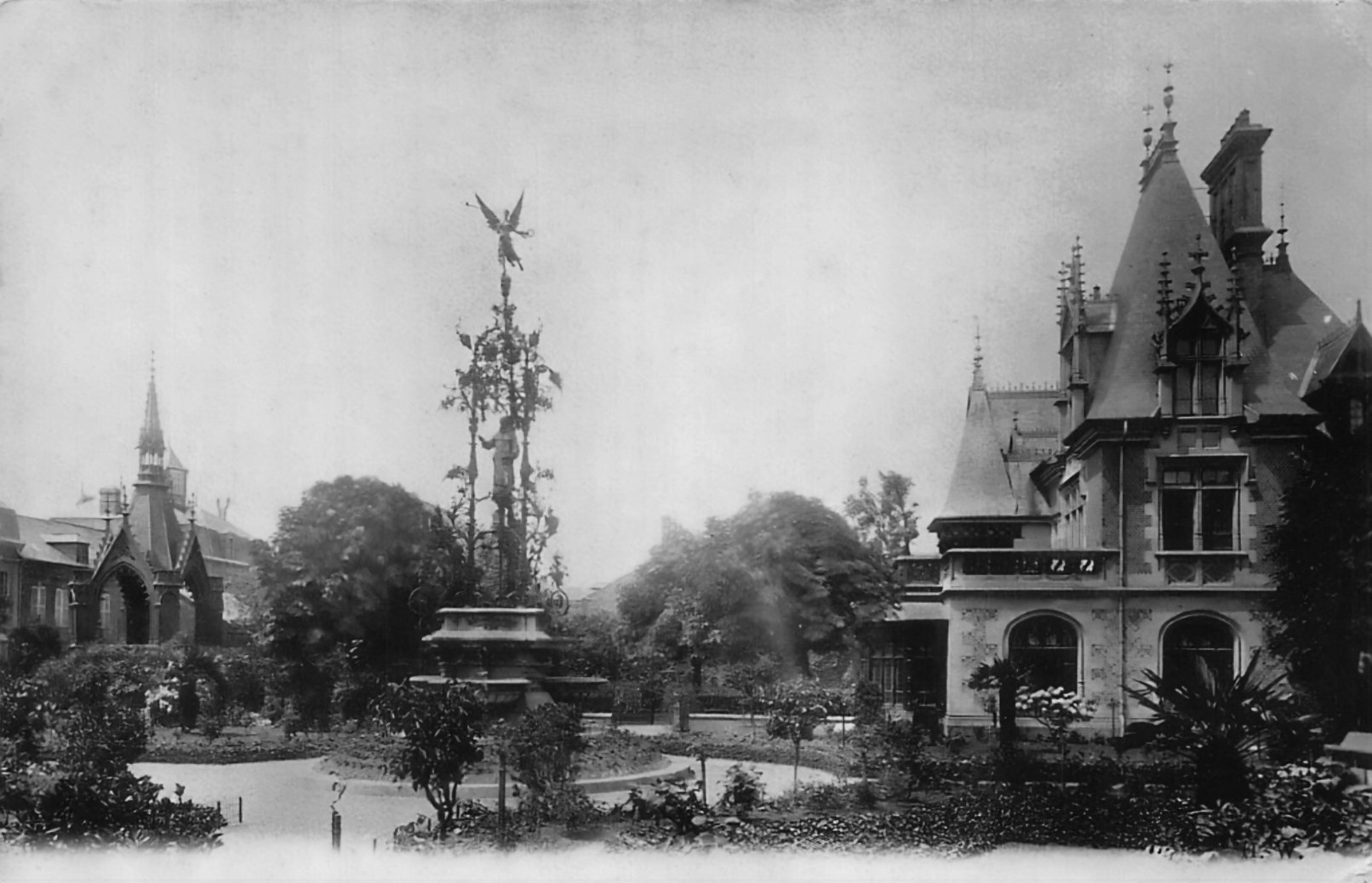 Blick in den Garten des Palais Bénédictine (Lizenz: Public Domain)